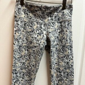 Lululemon leggings crop size 6/ NWOT# 61
